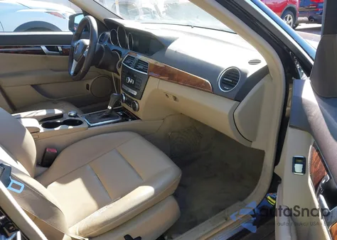 2012 Mercedes-Benz C 250 Sport z USA, uszkodzony, nr VIN WDDGF4HB2CR207974